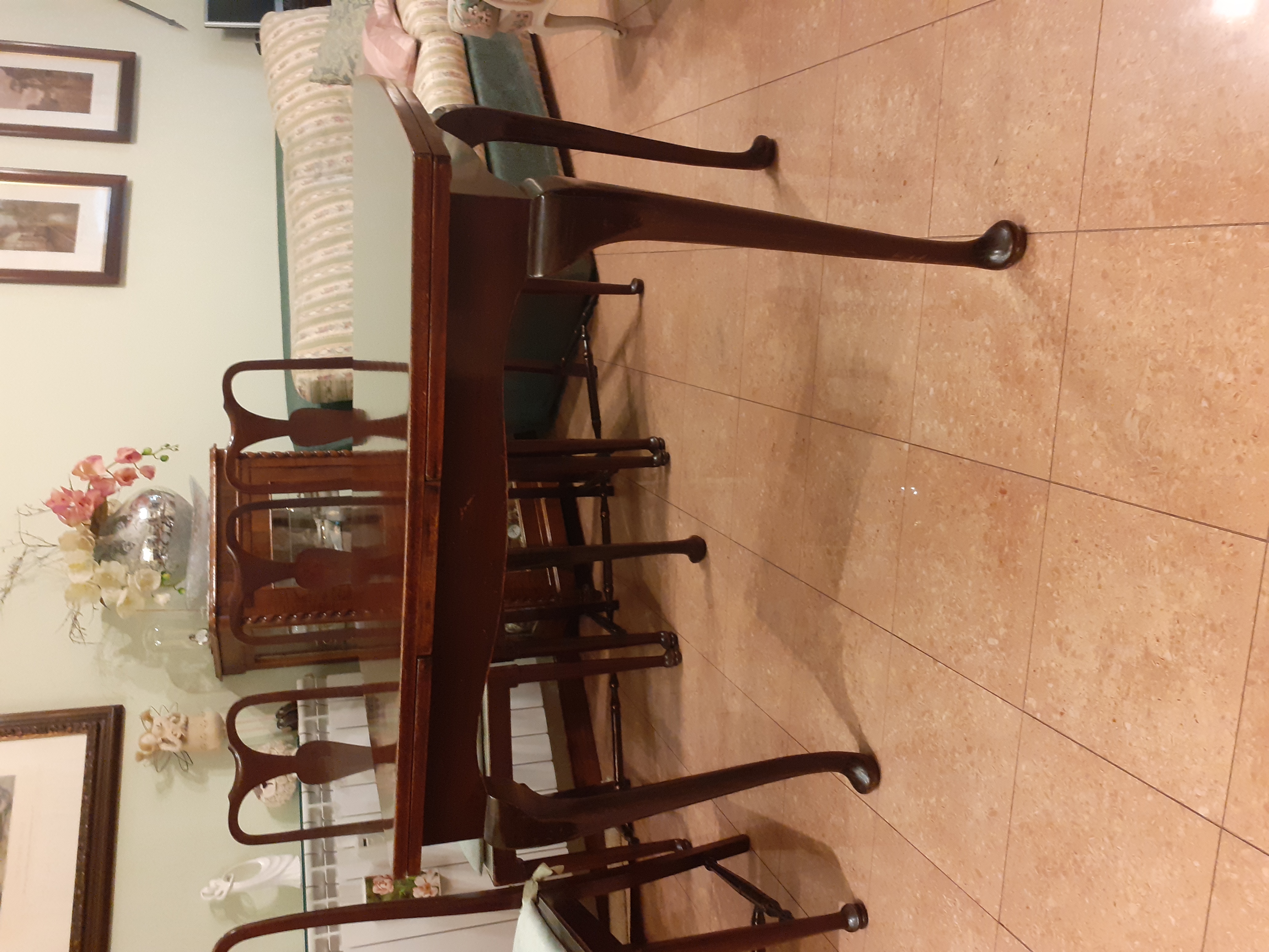 Tavolo con 4 sedie e credenza