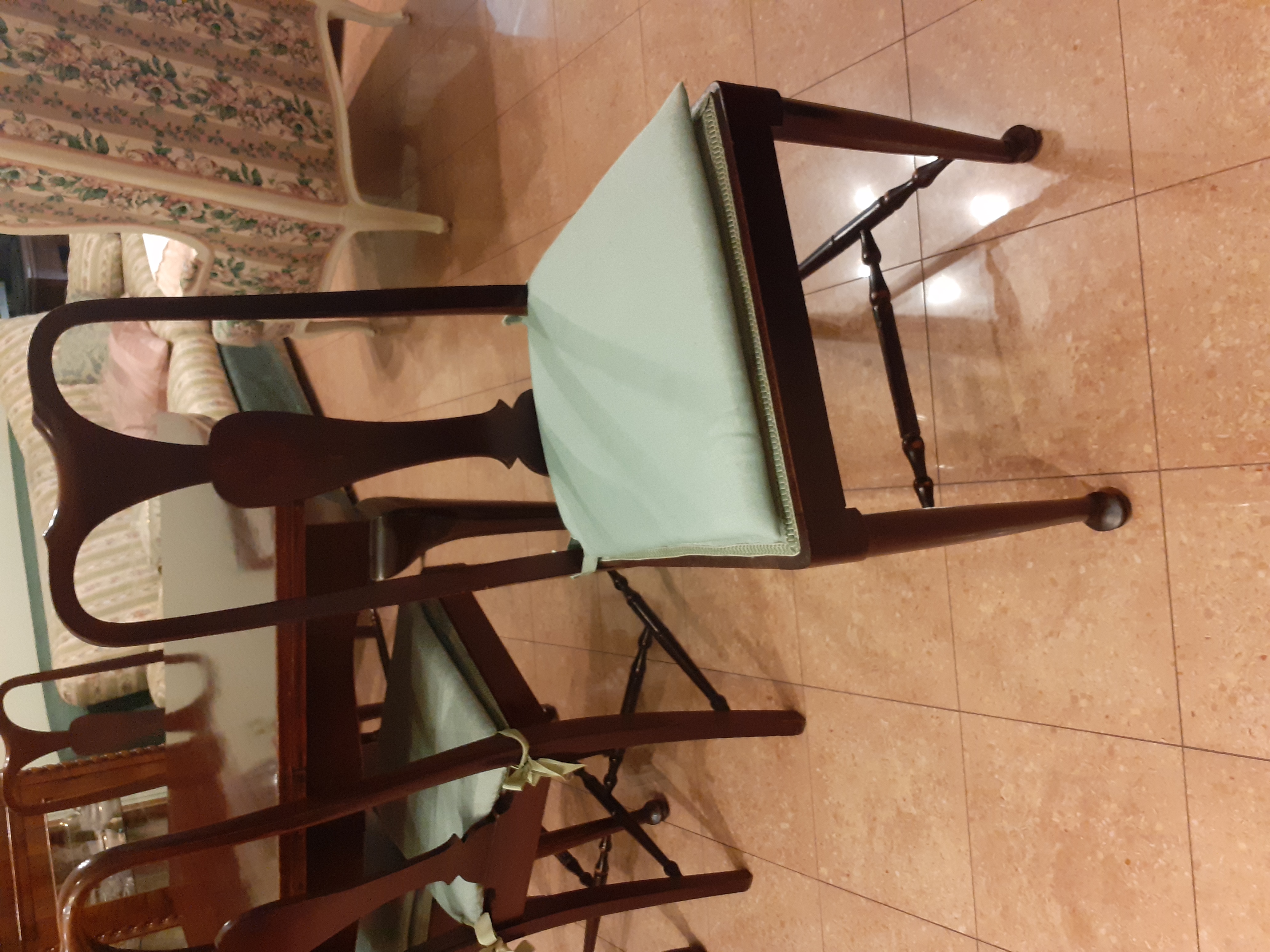 Tavolo con 4 sedie e credenza