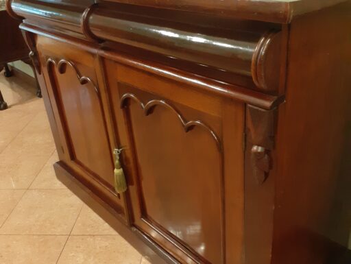 Tavolo con 4 sedie e credenza