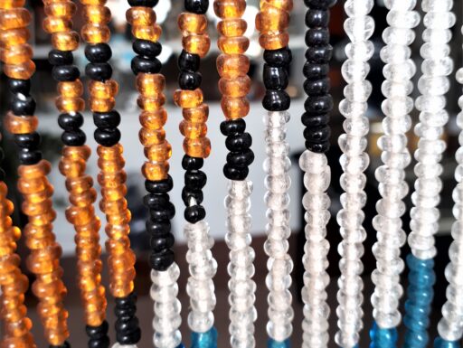 Tenda con fili di vetro e perline acquistata in Thailandia