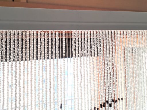 Tenda con fili di vetro e perline acquistata in Thailandia