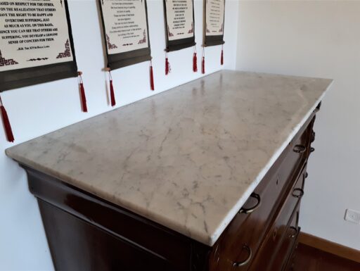 Cassettiera fine '800 con piano in marmo