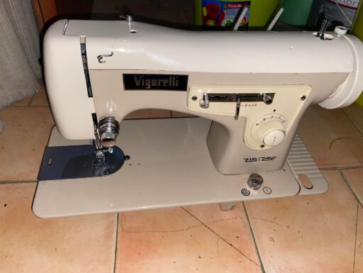 MACCHINA DA CUCIRE D’EPOCA “VIGORELLI” non elettrica
