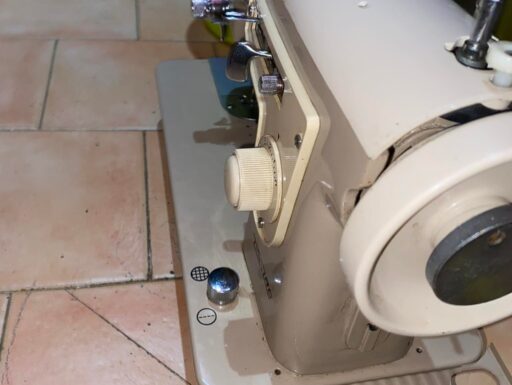 MACCHINA DA CUCIRE D’EPOCA “VIGORELLI” non elettrica