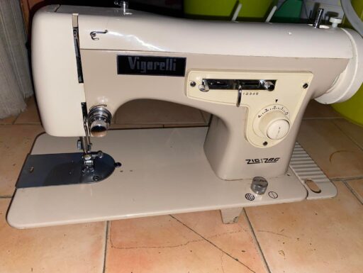 MACCHINA DA CUCIRE D’EPOCA “VIGORELLI” non elettrica