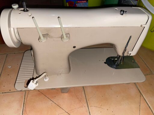 MACCHINA DA CUCIRE D’EPOCA “VIGORELLI” non elettrica