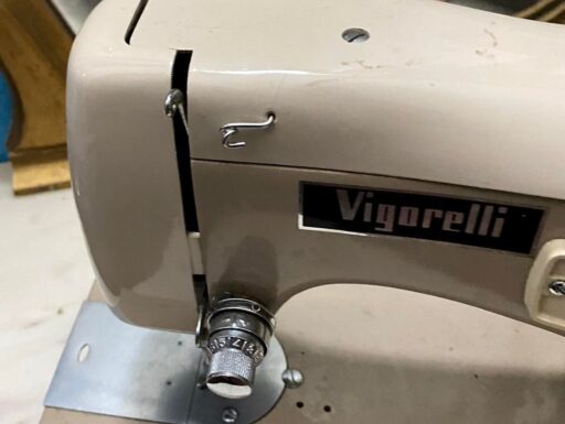MACCHINA DA CUCIRE D’EPOCA “VIGORELLI” non elettrica