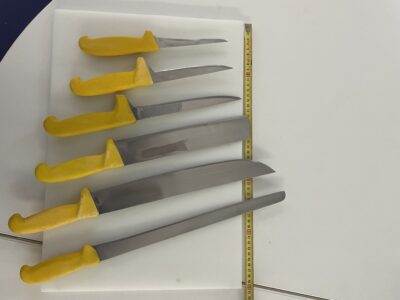 Tagliere in polietilene con coltelli professionali usati