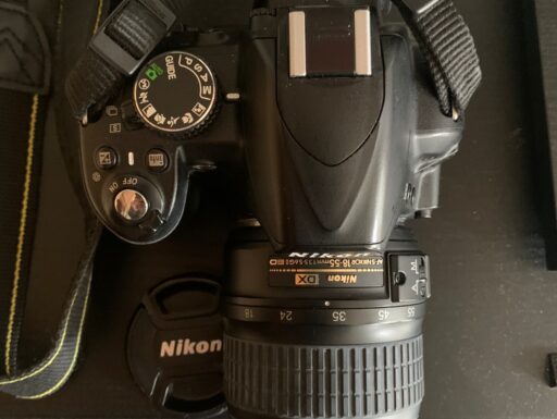 Macchina fotografica Nikon D3100 più obiettivo 18 55