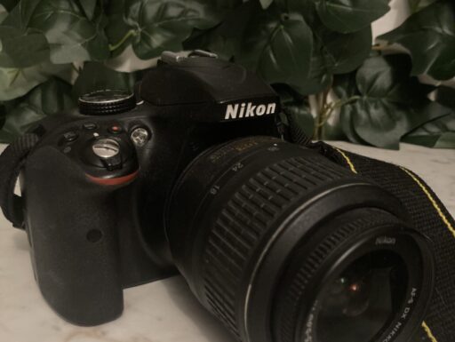 Macchina fotografica Nikon D3300 con obiettivo