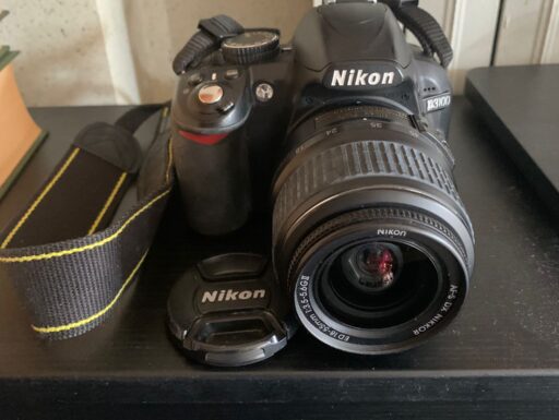 Macchina fotografica Nikon D3100 più obiettivo 18 55