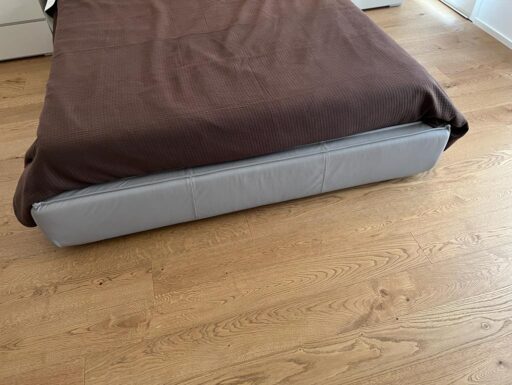 Letto con contenitore in pelle
