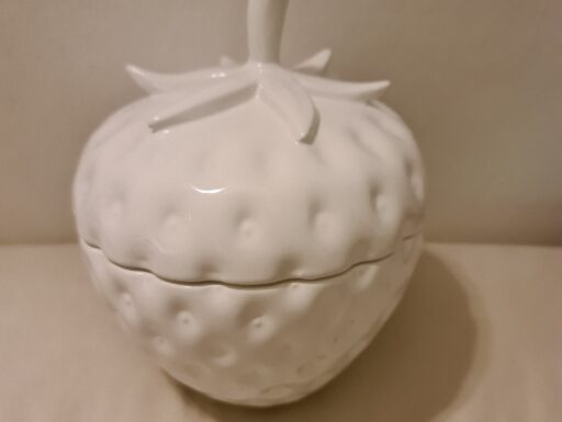 Contenitore in porcellana forma fragola Seletti