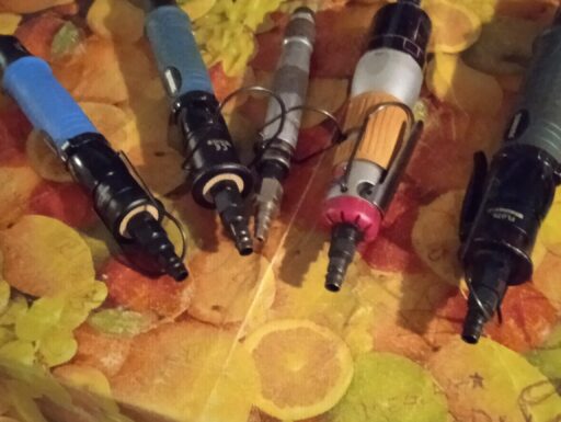 Avvitatori ad aria con supporti di lavoro al banco