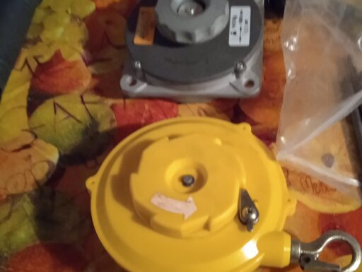 Avvitatori ad aria con supporti di lavoro al banco