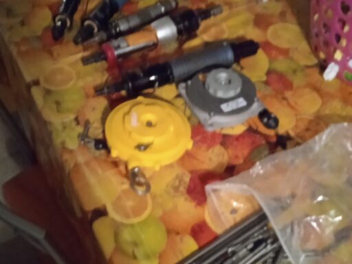 Avvitatori ad aria con supporti di lavoro al banco