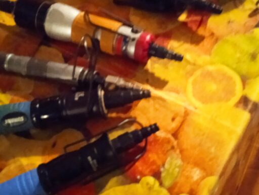 Avvitatori ad aria con supporti di lavoro al banco