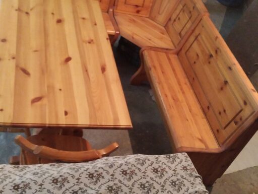 Cassapanca angolare con tavolo e sedie