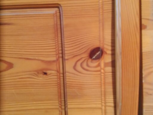 Cassapanca angolare con tavolo e sedie