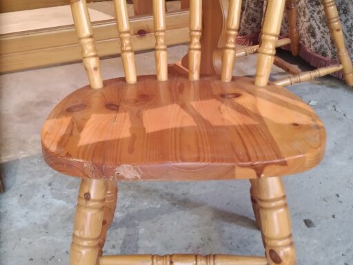 Cassapanca angolare con tavolo e sedie