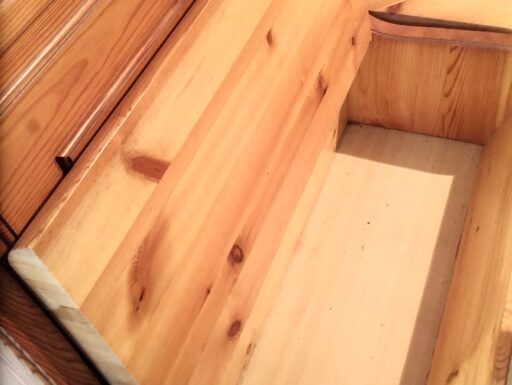 Cassapanca angolare con tavolo e sedie