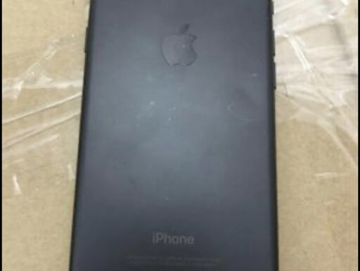 iPhone 7 nero con cover e caricabatterie