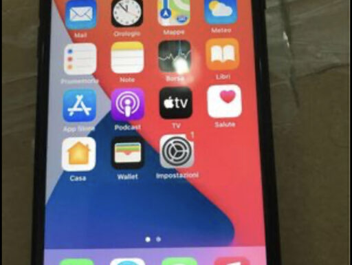 iPhone 7 nero con cover e caricabatterie