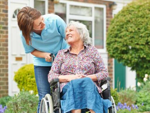 Coppia di professionisti offre servizi di assistenza per anziani