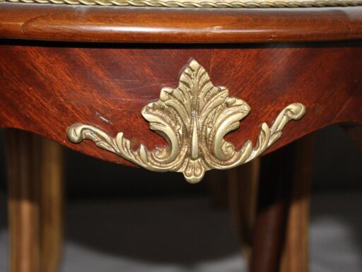 Tavolino da salotto rotondo in stile barocco moderno