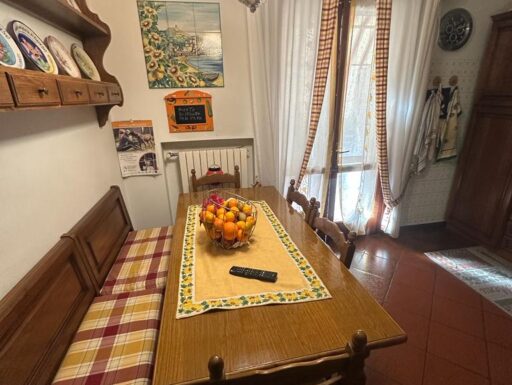 Arredamento (Tavolo, Panca, Sedie, Piattaia)