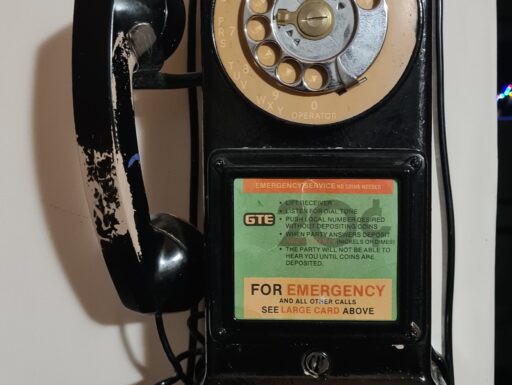 Vecchio telefono pubblico USA