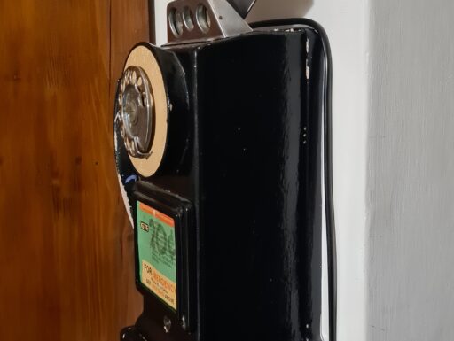 Vecchio telefono pubblico USA