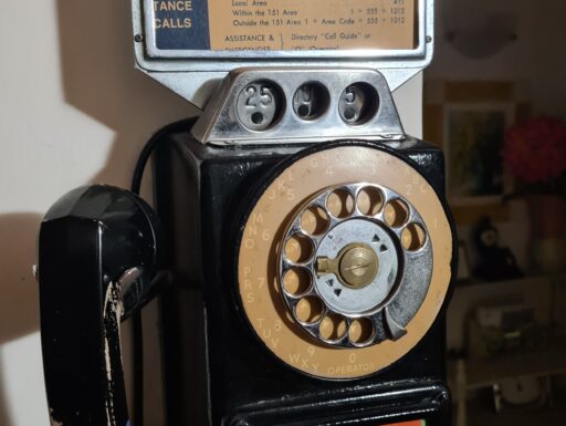 Vecchio telefono pubblico USA