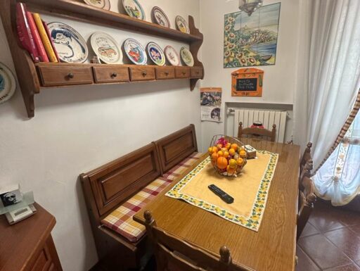 Arredamento (Tavolo, Panca, Sedie, Piattaia)