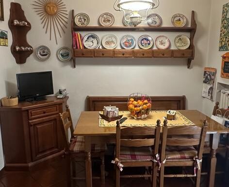 Arredamento (Tavolo, Panca, Sedie, Piattaia)