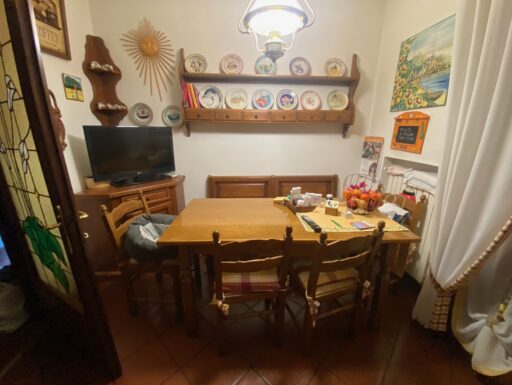 Arredamento (Tavolo, Panca, Sedie, Piattaia)