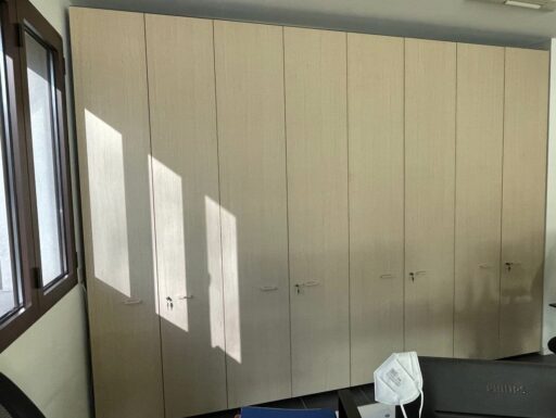 Arredamento ufficio – Scrivanie, sedie, armadi, cassettiere