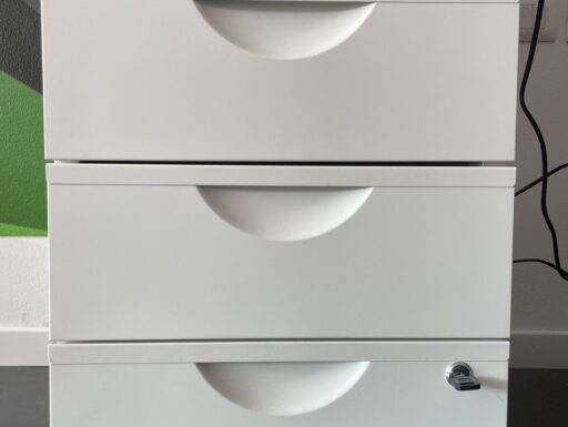 Arredamento ufficio – Scrivanie, sedie, armadi, cassettiere