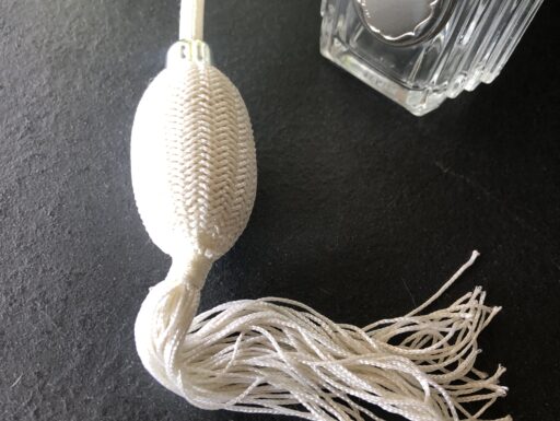 Boccetta Profumo Vintage – con pompetta e placca in argento