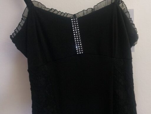 Vestito nero con voulants.