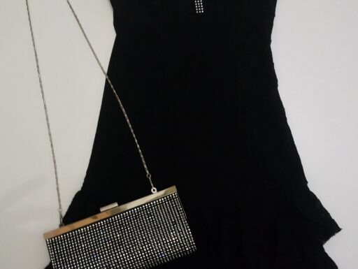 Vestito nero con voulants.