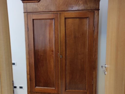 Armadio vintage stile arte povera