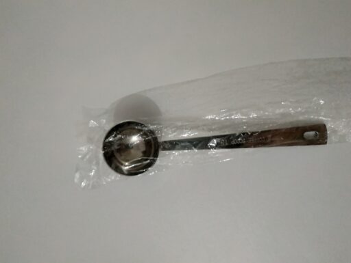 Cucchiaino da caffè, latte in polvere, frutta in polvere.