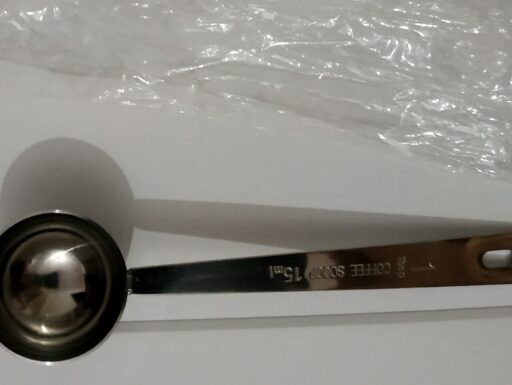 Cucchiaino da caffè, latte in polvere, frutta in polvere.