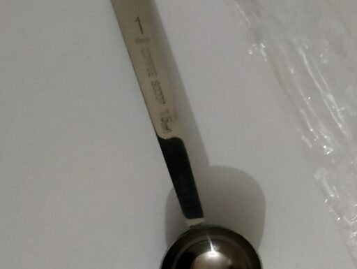 Cucchiaino da caffè, latte in polvere, frutta in polvere.