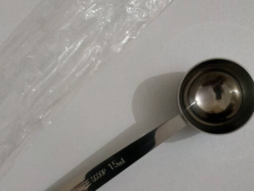 Cucchiaino da caffè, latte in polvere, frutta in polvere.