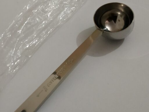 Cucchiaino da caffè, latte in polvere, frutta in polvere.