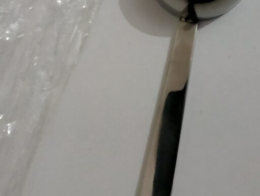 Cucchiaino da caffè, latte in polvere, frutta in polvere.