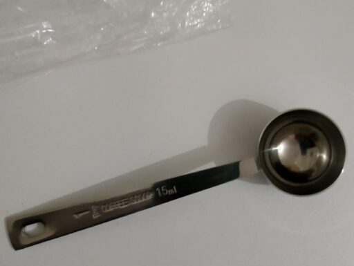 Cucchiaino da caffè, latte in polvere, frutta in polvere.