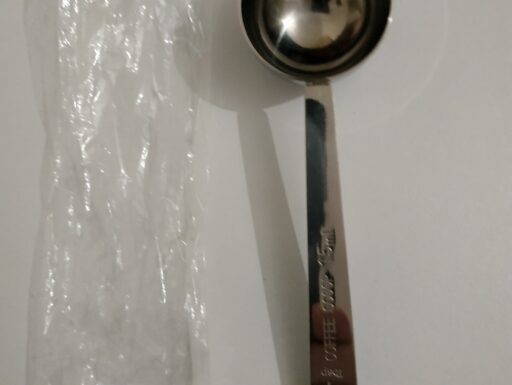 Cucchiaino da caffè, latte in polvere, frutta in polvere.